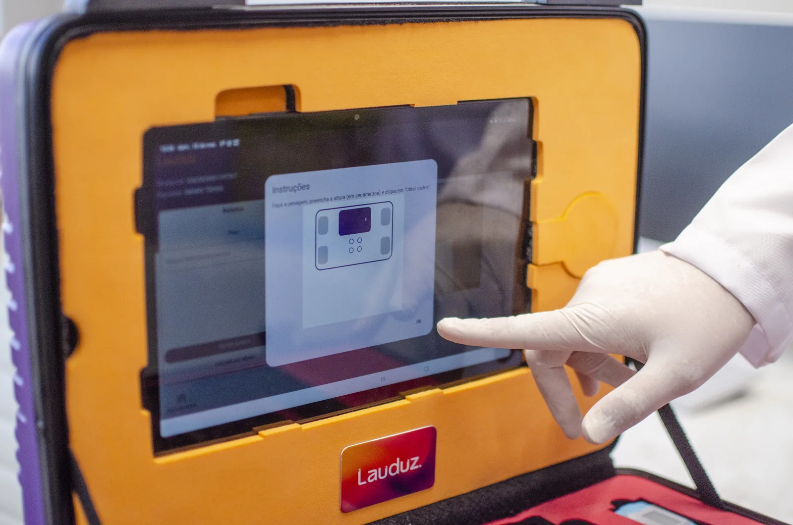 Profissional de saúde opera os dispositivos do Telekit® da Lauduz durante a telepropedêutica, o exame físico remoto da telemedicina avançada